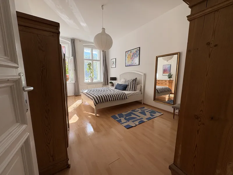 Zwischenmiete – Stilvolle, voll möblierte 3-Zimmer-Altbauwohnung mit Balkon in Friedrichshain — photo 1